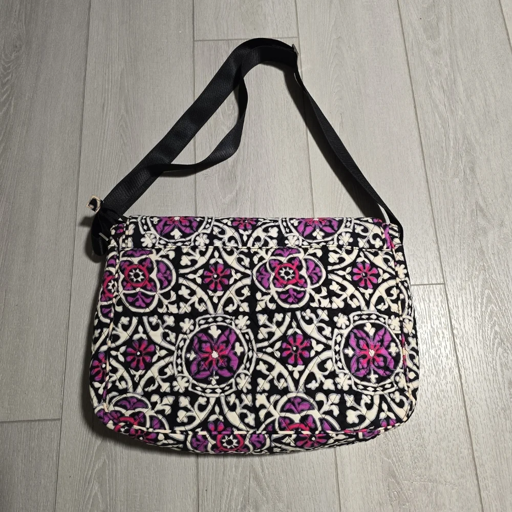 Vera Bradley Stylish Black and Purple Patterned Women's Messanger/Comput…